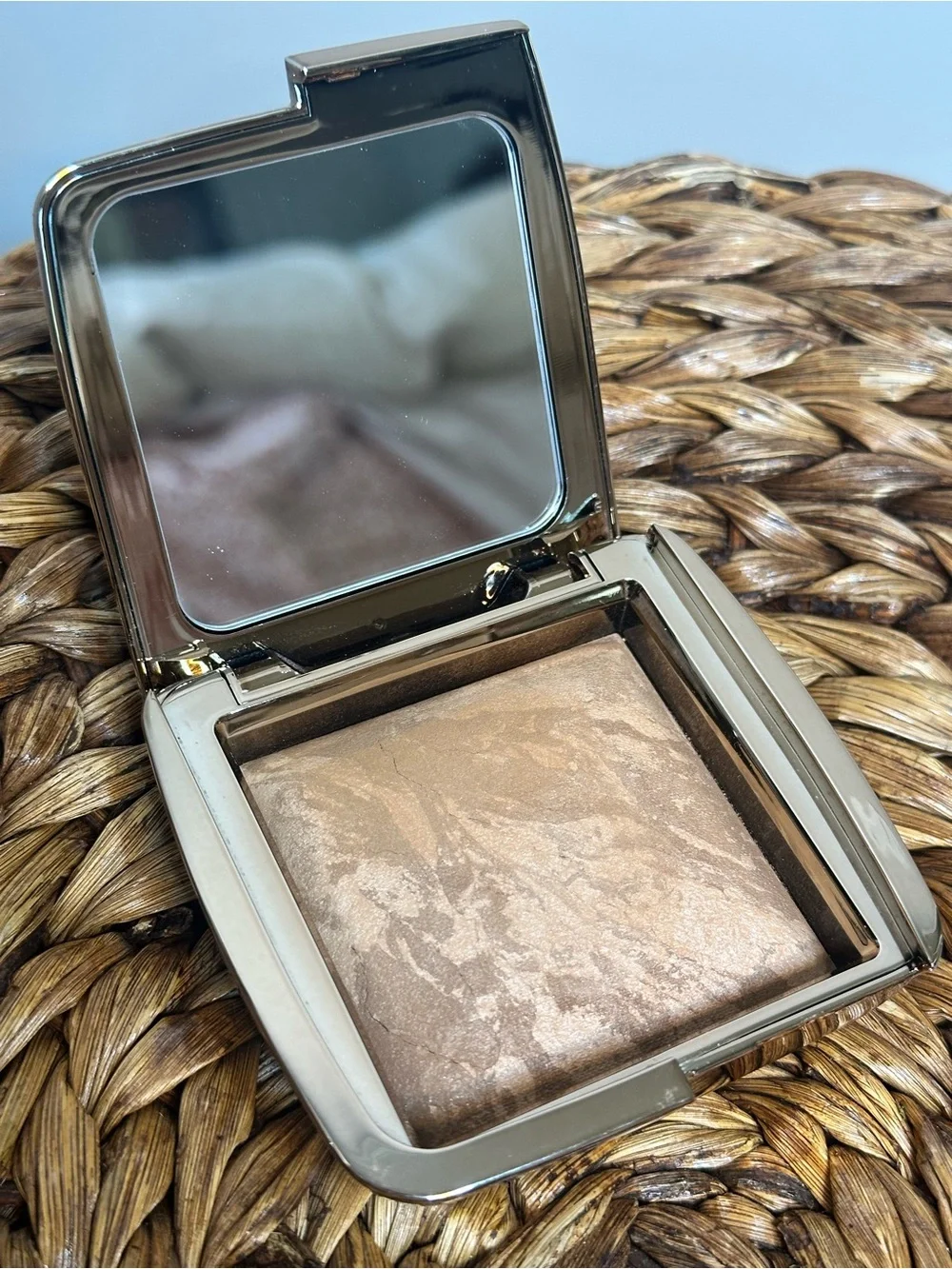 Like new Hourglass Ambient Lighting Bronzer in the shade Luminous Bronze Light